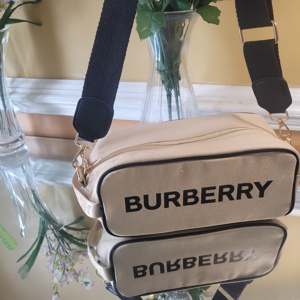 - Burberry Pouch - Picture 1 of 10
